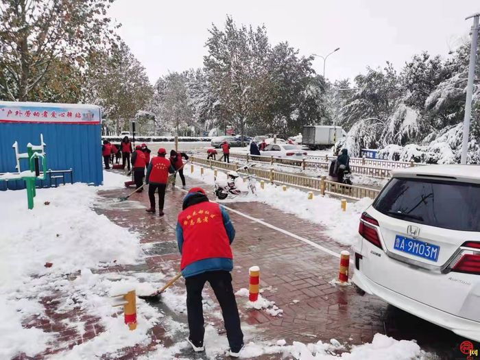 初雪暖情 槐荫区战风雪的温暖瞬间