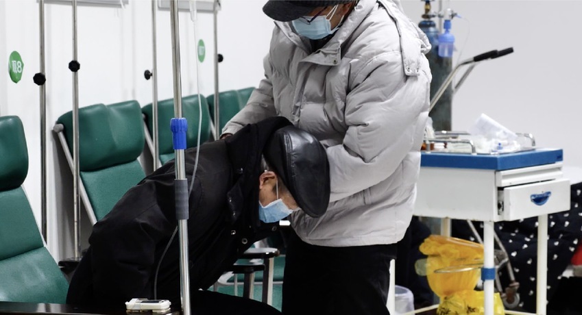 特写｜“应收尽收”总攻下的发热门诊：深夜，终于难得安静