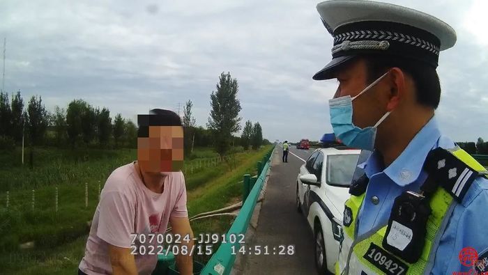车辆没油在高速路上推车，交警及时制止帮助除隐患