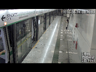 被卡住的风衣和上班，她选择了后者！一件风衣就独自坐地铁到终点