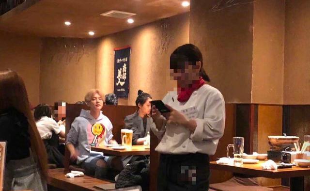 鹿晗关晓彤穿情侣装吃火锅，一前一后包裹严实低调现身