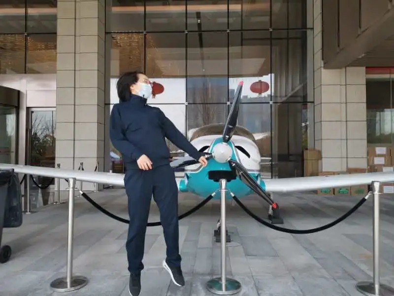 隔空照丨那个不让记者播自己姓名的90后，和妈妈同框啦！