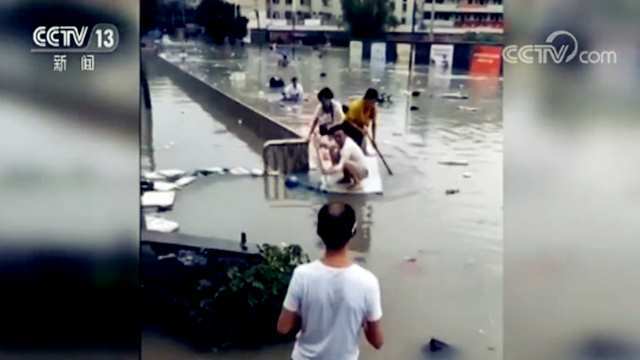 广东降雨还将持续 有市民用木板当浮舟划船出门