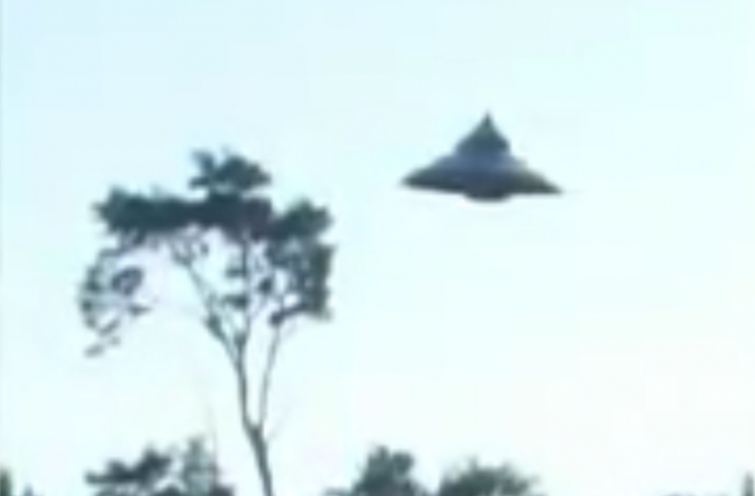 40年来最清晰UFO目击照实为恶作剧 男子承认照片中的“UFO”只是小玩具