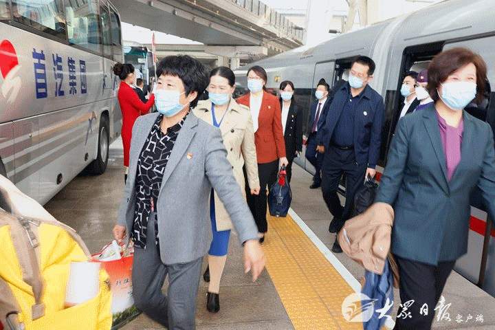 山东省出席党的二十大代表抵京