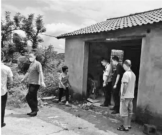 杭州失恋女童爸爸：女儿很聪明，每次回家都很黏他