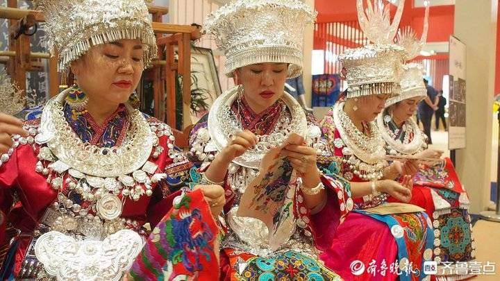 文博会苗绣手造展示，苗族女孩绣嫁衣场景再现