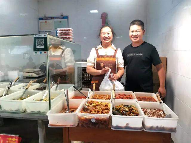 浙江一菜场摊主：女儿考上清华大学，小菜8.8折！