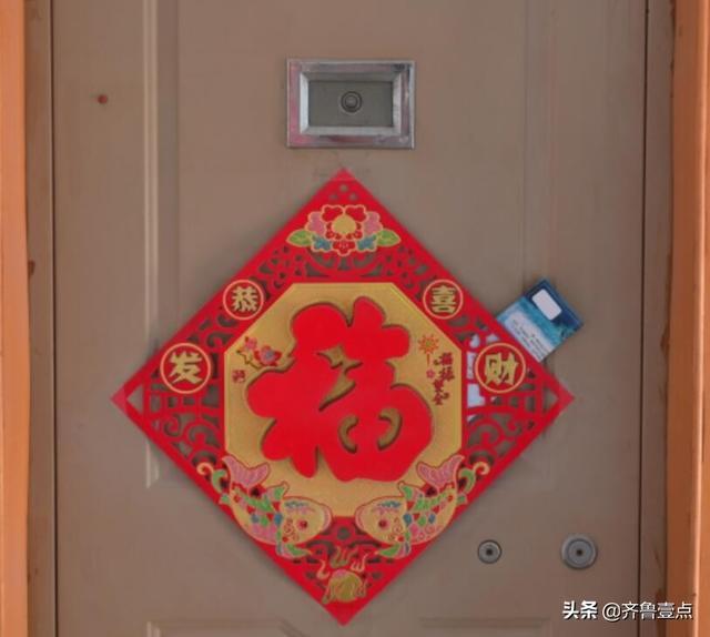 山东一女教师用课本抽打学生丢“饭碗”，被ps进班级毕业照