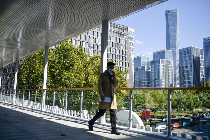 舜华路过街天桥启用  密集高楼涌动车流尽收眼底