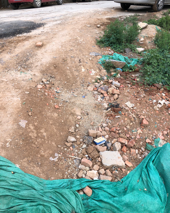 【啄木鸟在行动】兴港路与凤山路交汇处东700米路南存在扬尘隐患