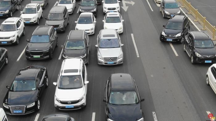 开车不按规定使用灯光，济南交警无人机抓拍