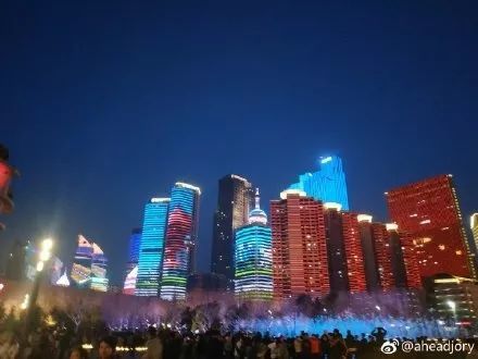 胶州湾大桥变停车场、高速堵到发红 躺在家的人偷着乐吧
