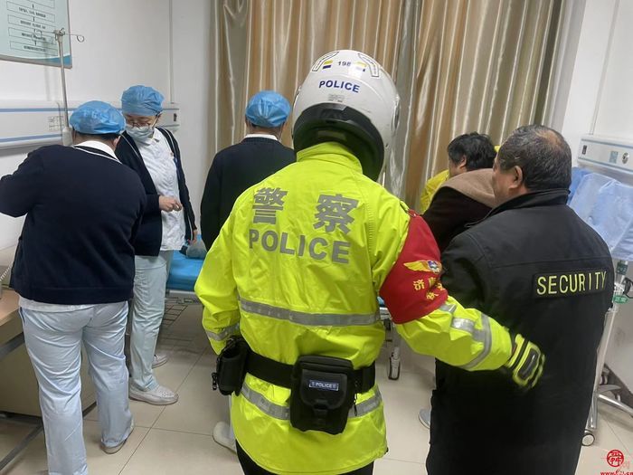 幼童高烧昏迷抽搐  济南交警紧急救助