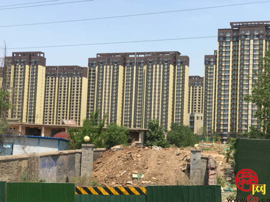 【啄木鸟在行动】济南市历城区郭店十村安置小区南侧 有建筑垃圾防尘网覆盖不全