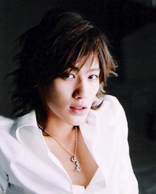 英语|34岁日本女歌手宣布奉子成婚，9宫格分享孕肚丈夫很神秘