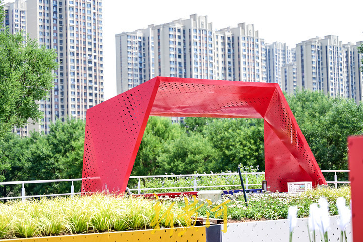 小土丘改造成艺术公园 与三馆融合成景