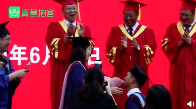 【姨母笑】高校毕业典礼上男生向女友求婚，网友：海豹式鼓掌