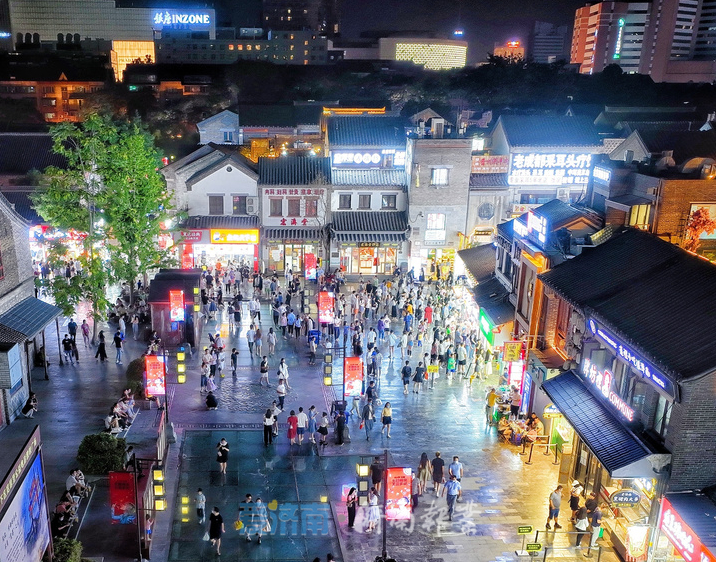 烟火气十足，夏夜宽厚里点亮夜经济