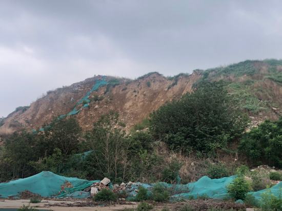【啄木鸟在行动】凤鸣路“将山”公交站西侧有渣土裸露