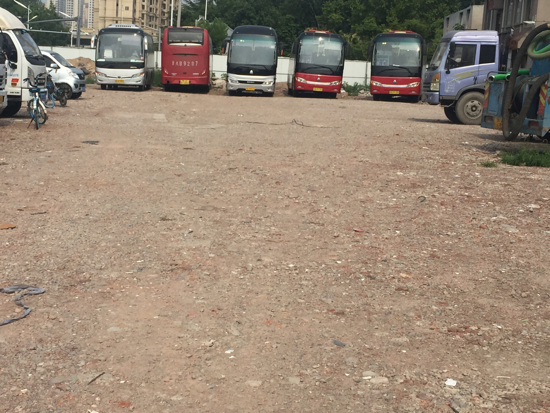 【啄木鸟在行动】水屯北路西泺河路公交站南侧围档内渣土裸露