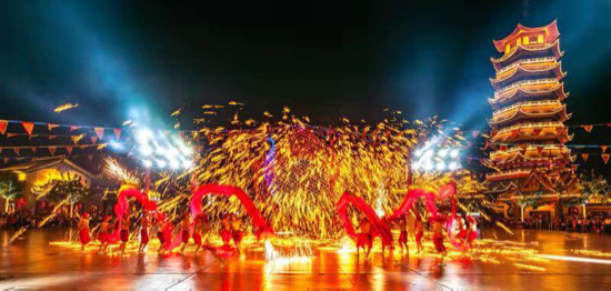 【晒晒美好山东】万人向祖国表白！方特东方神画国庆“引燃”游客中国心