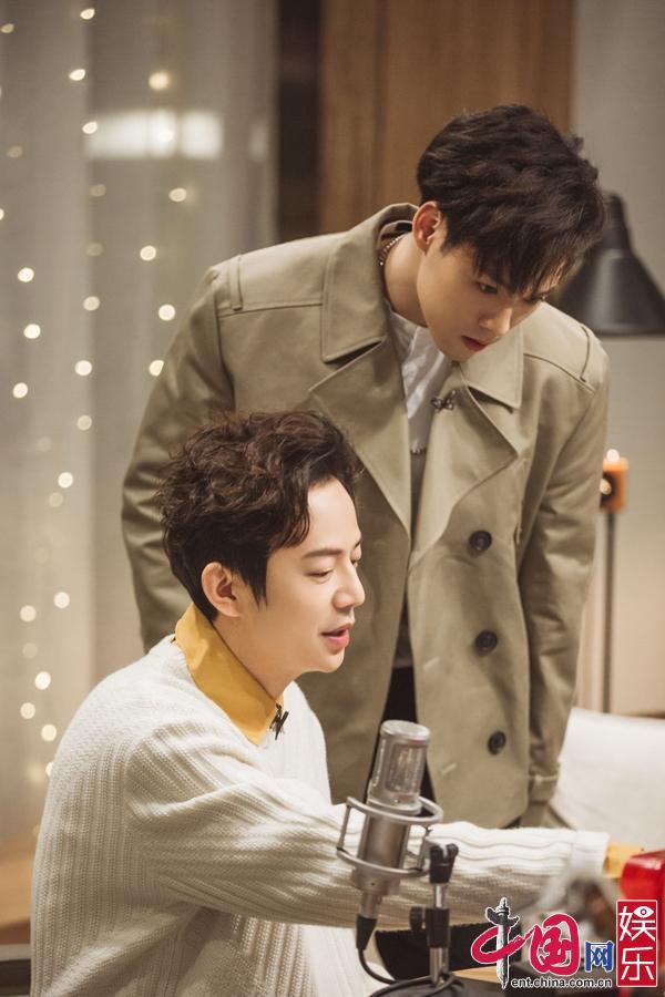 《朋友请听好》何炅现场教阿拉伯语 谢娜易烊千玺斗舞