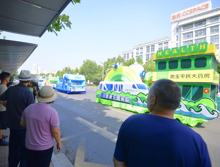 花车巡游上演首秀 “流动的风景线”谱写泉水乐章