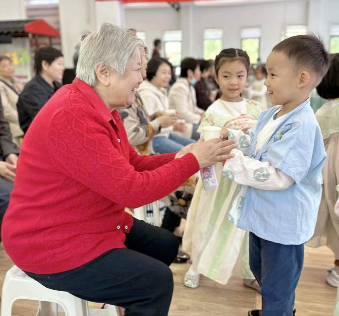 太治愈！“老小孩”走进幼儿园与萌娃共度重阳