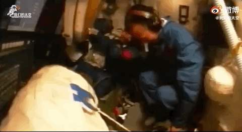 飞行本领依然青春!曾在太空翻筋斗的他时隔17年再圆梦