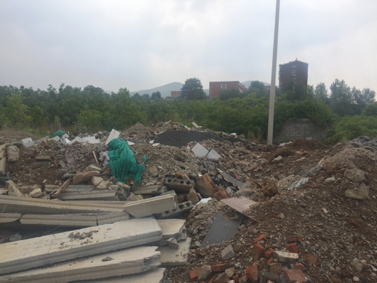 【啄木鸟在行动】凤鸣路与旅游路交汇处南300米东西两侧渣土无覆盖