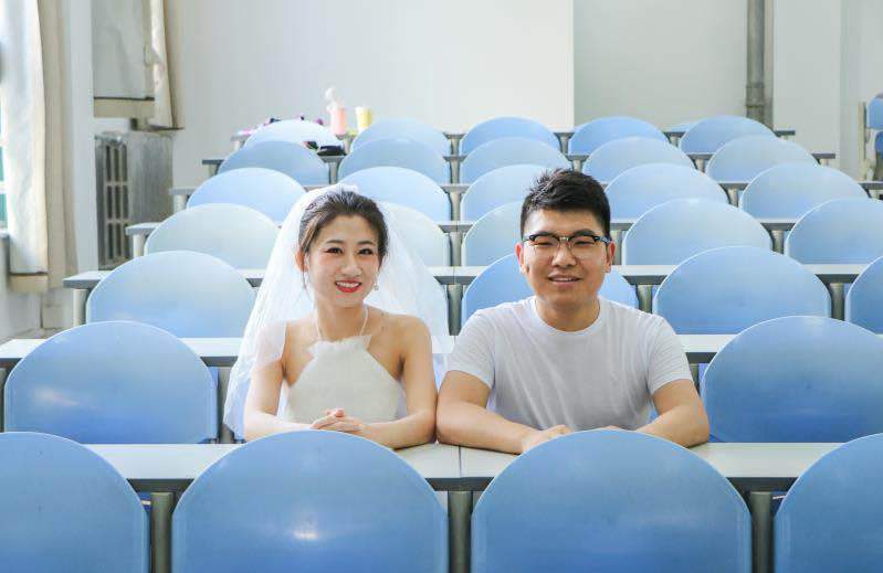 记录幸福瞬间：情侣毕业四年重返母校拍婚纱照