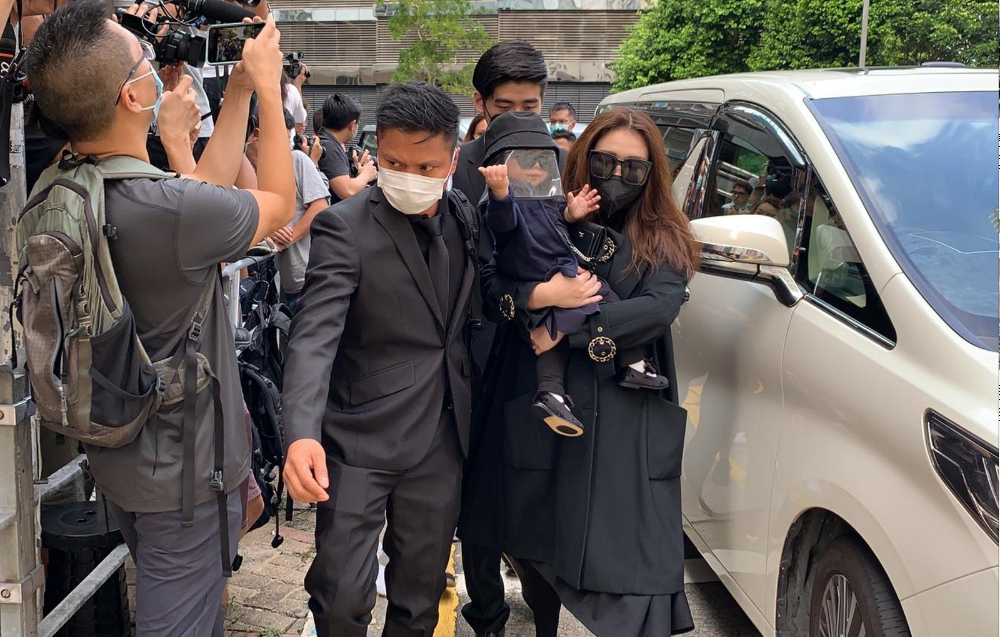 赌王|何猷君抱儿子现身赌王丧礼，窦骁女婿身份获认可，紧跟何超莲身后