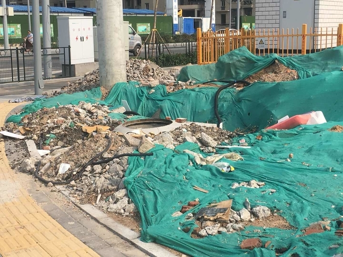 【啄木鸟在行动】舜馨路与新黄路交汇处渣土及垃圾裸露