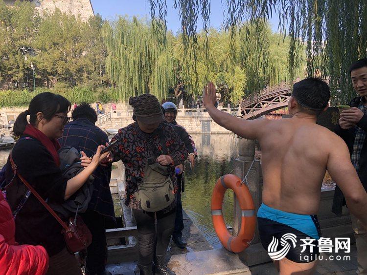 这就是山东｜昆明游客手机掉入泉水中 济南退伍军人4次下水成功捞出