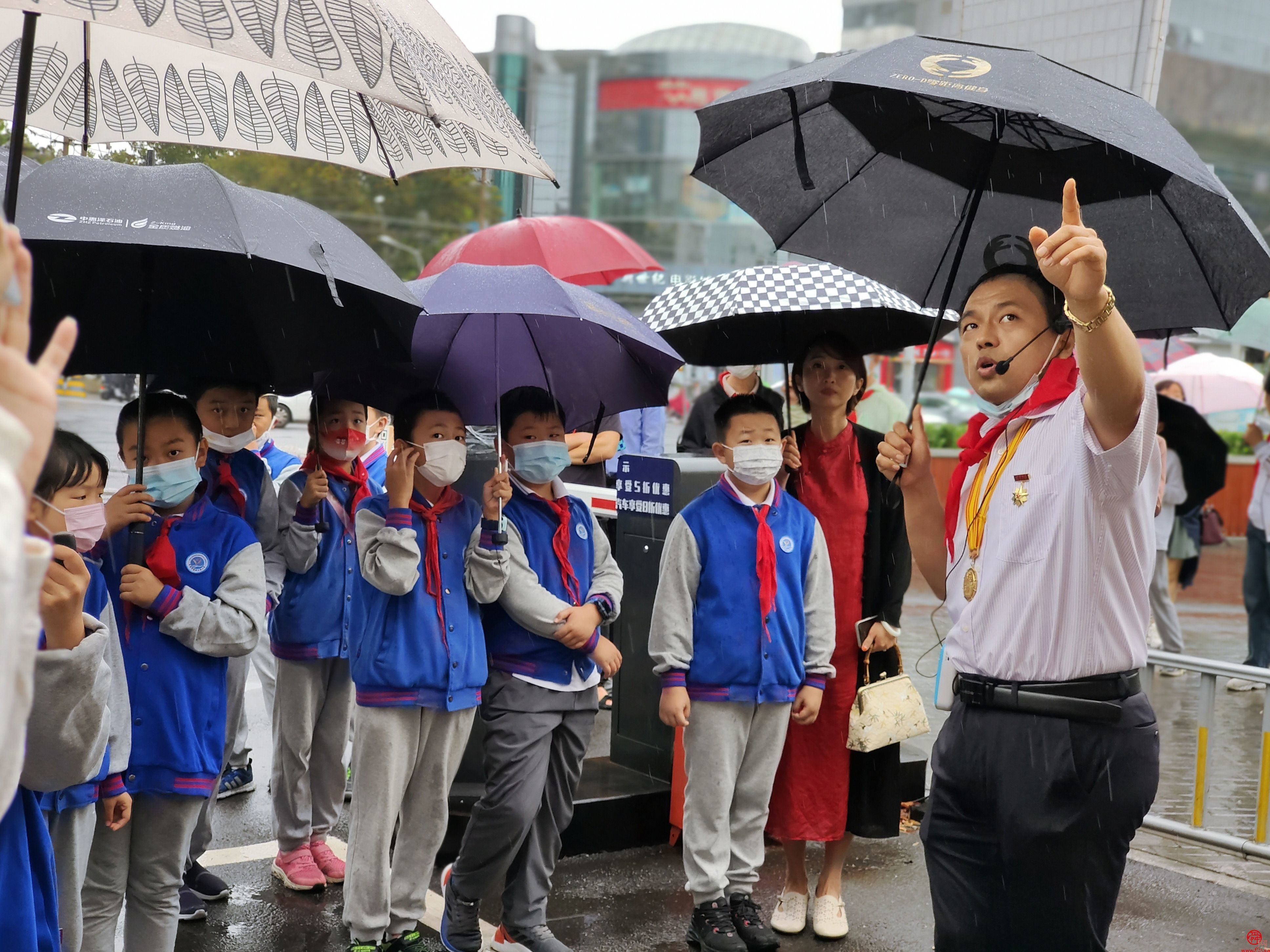 济南育秀中学小学部四（1）秦鹏中队国庆期间开展爱国主义教育实践活动