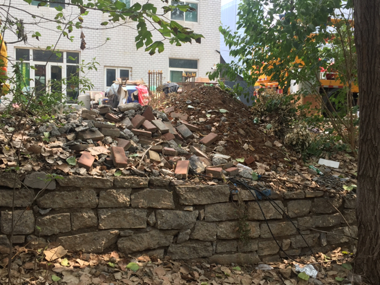 【啄木鸟在行动】经十路凤凰南路东南角加油站西邻有渣土裸露