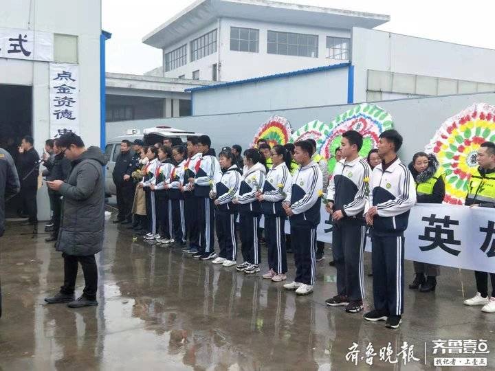 张雪领追悼会在郓城举行，社会各界群众自发前往送别