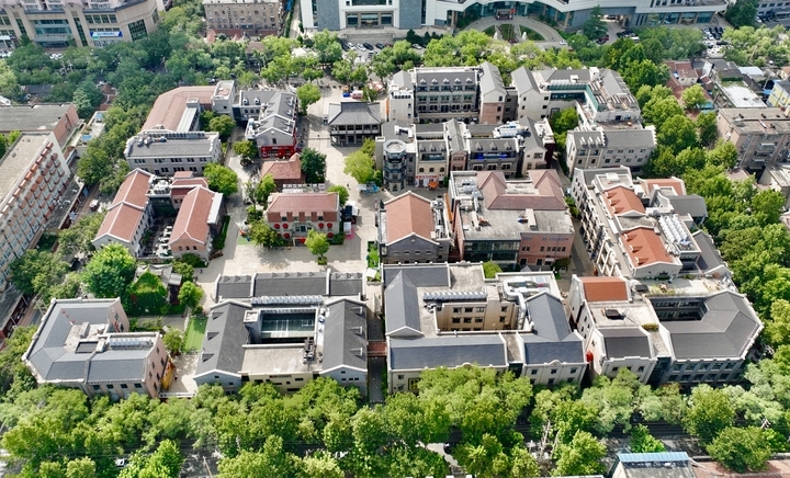 俯瞰济南经三路上的浪漫