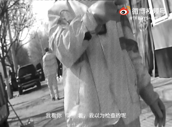 易烊千玺出关后晒出街vlog 黑白复古色调记录生活瞬间