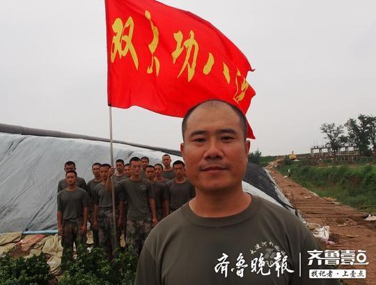 有人为你负重前行，寿光弥河决口的大堤上的感人画面