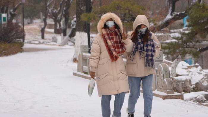 小年迎初雪！雪中红石别样美