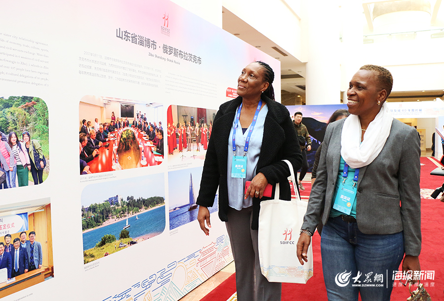 33国的外宾们来了！山东国际友城40年图片展成“打卡地”