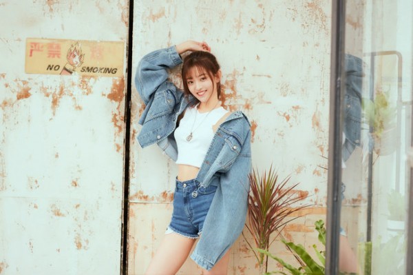 酷girl罗予彤曝单宁风牛仔写真，休闲率性实力撩人