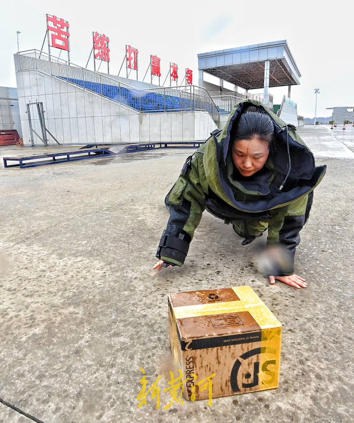 济南80后女排爆手 每天穿70斤排爆服训练4课时