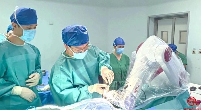 省内首例！医院完成首台ROSA ONE机器人辅助神经外科丘脑病变活检微创手术