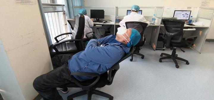 山东驰援武汉医生连续坐镇指导31小时, 他的睡姿让人心疼