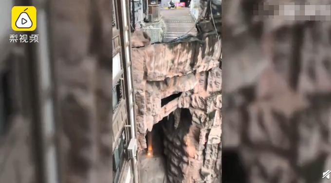 重庆8D悬空车库走红，以为是车道其实是悬崖！重庆人：小场面