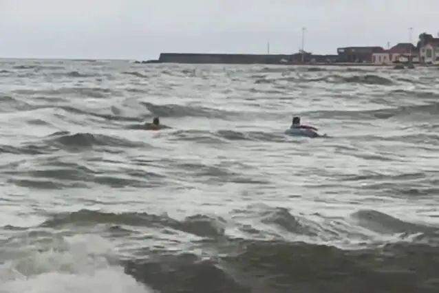 注意！这里8人被海浪卷进深海，所幸…