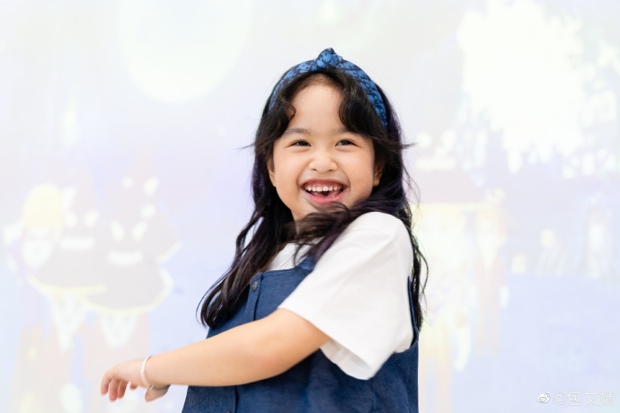 包贝尔包文婧为女儿庆生 包饺子长大不少鬼马可爱